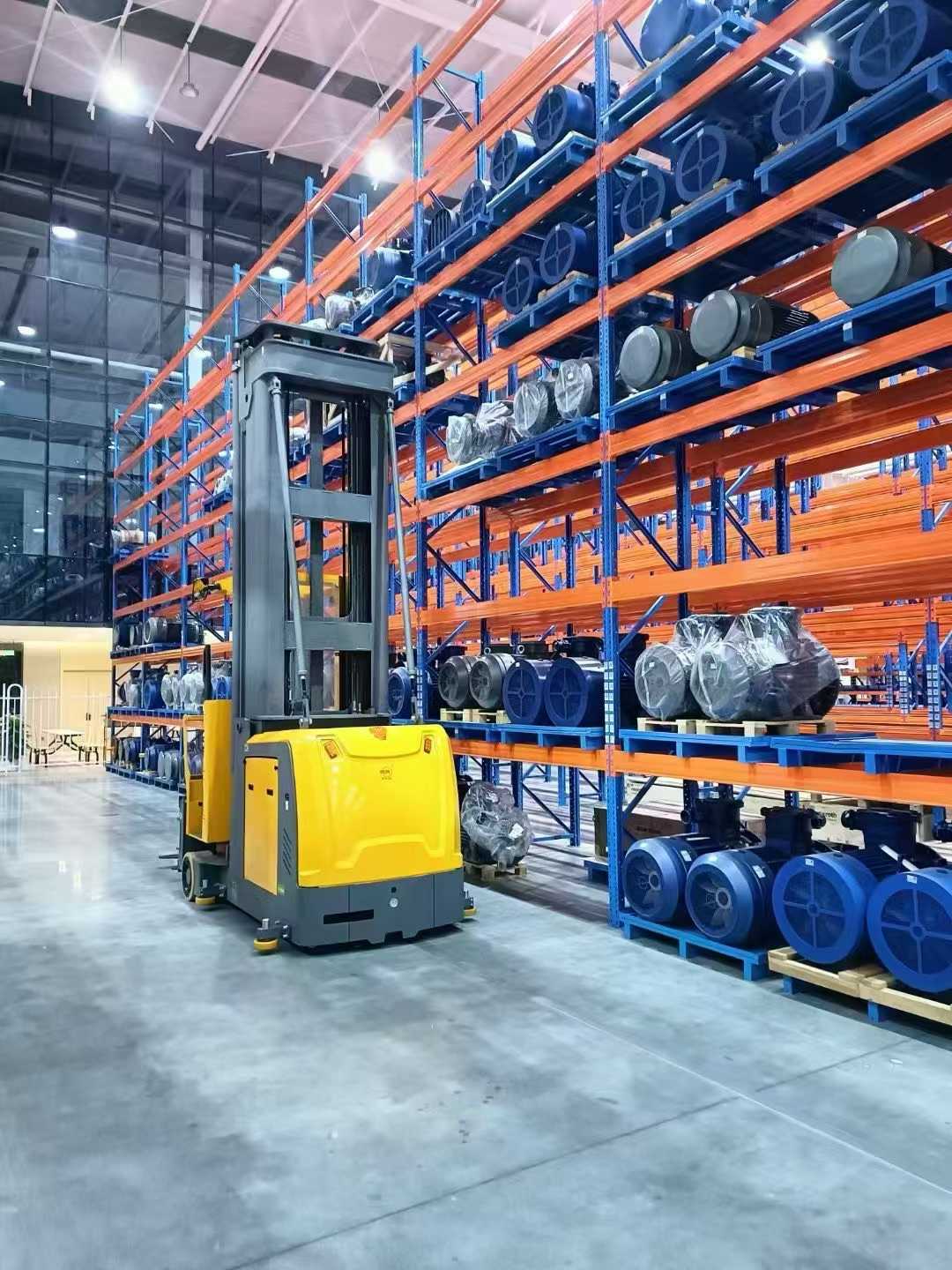What are the benefits of using pallet racking?